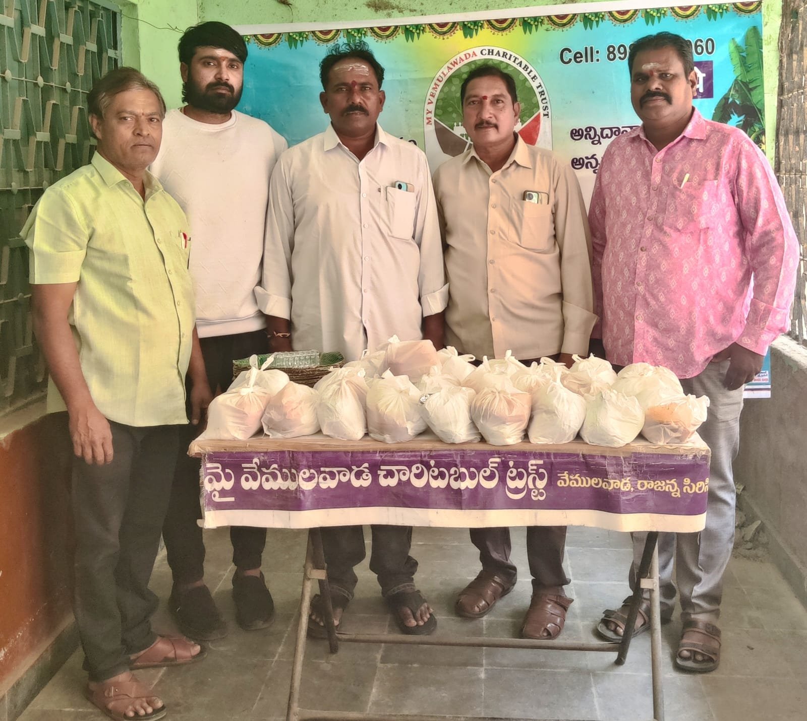 దాతల సహకారంతో 1815 రోజులుగా పేదలకు అన్నార్తులకుఅన్నదానం  పేదవారికి ఒక్క పూటైనా కడుపు నిండా భోజనం అందిద్దాం  మై వేములవాడ చారిటబుల్ ట్రస్ట్